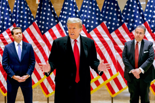 Cựu Tổng thống Donald Trump nói chuyện trong một cuộc họp báo tại số 40 Wall Street sau một phiên điều trần trước phiên tòa ở thành phố New York, hôm 25/03/2024. Ảnh: Michael Santiago/Getty Images)