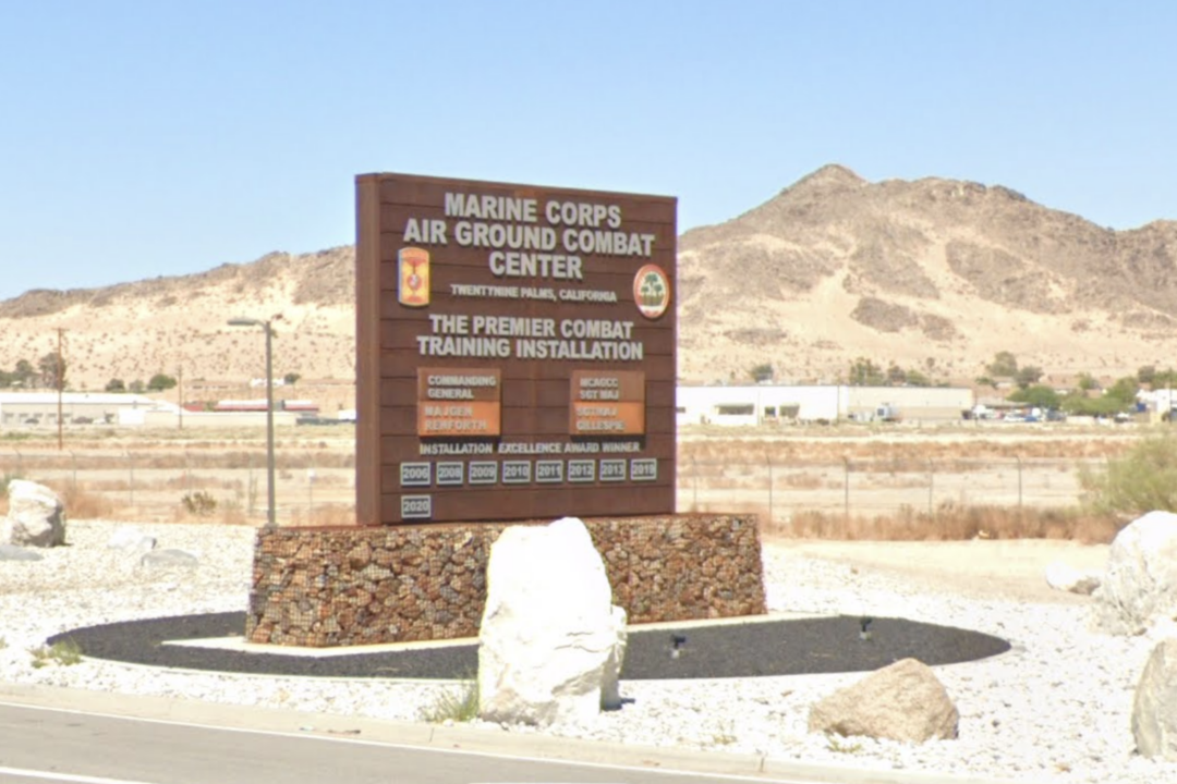Một tấm biển ở lối vào Trung tâm Tác chiến Trên không của Thủy quân lục chiến vào tháng 08/2021. (Ảnh: Google Maps/Ảnh chụp màn hình qua The Epoch Times)