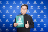 Ông Ngô Hoằng Chương thưởng thức Nghệ thuật Biểu diễn Shen Yun tại Nhà hát Opera Vệ Vũ Doanh hôm 28/03/2024. (Ảnh: Annie Gong/The Epoch Times)