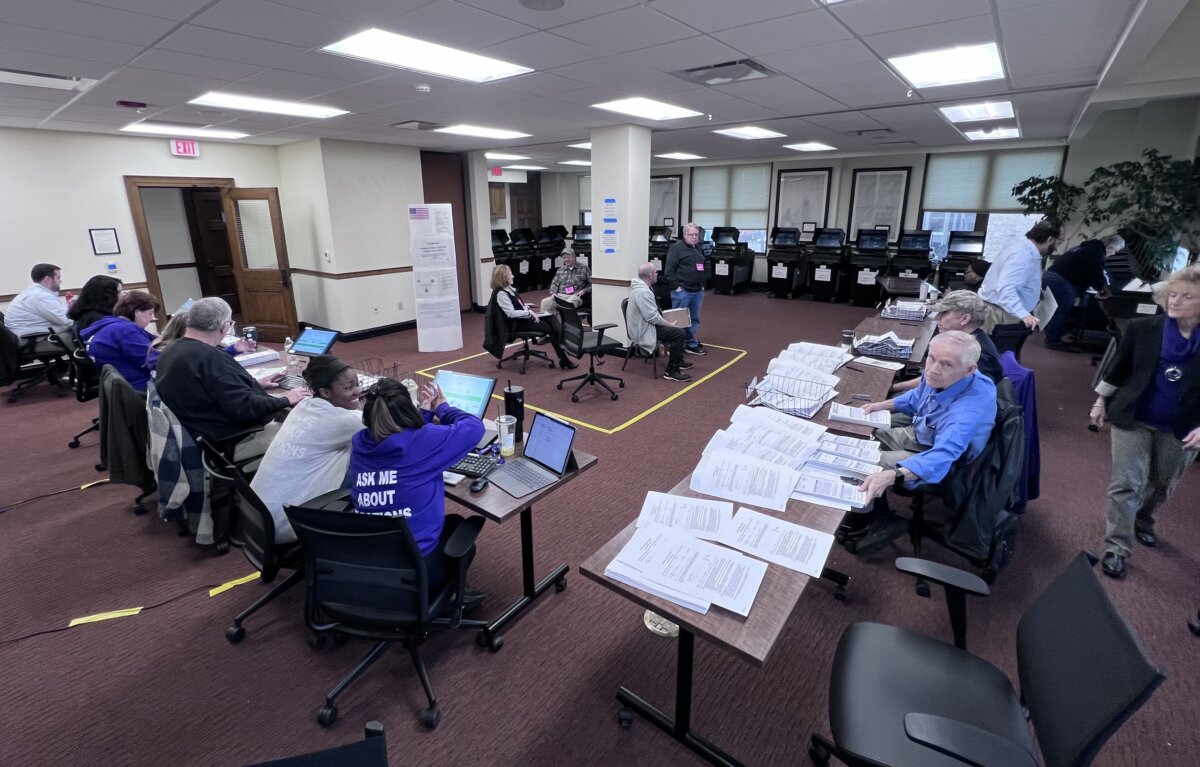 Nhân viên phòng phiếu kiểm đếm những lá phiếu khiếm diện trong khi các quan sát viên bầu cử theo dõi tại Tòa Thị chính ở Racine, Wisconsin, hôm 02/04/2024. (Ảnh: Lawrence Wilson/The Epoch Times)