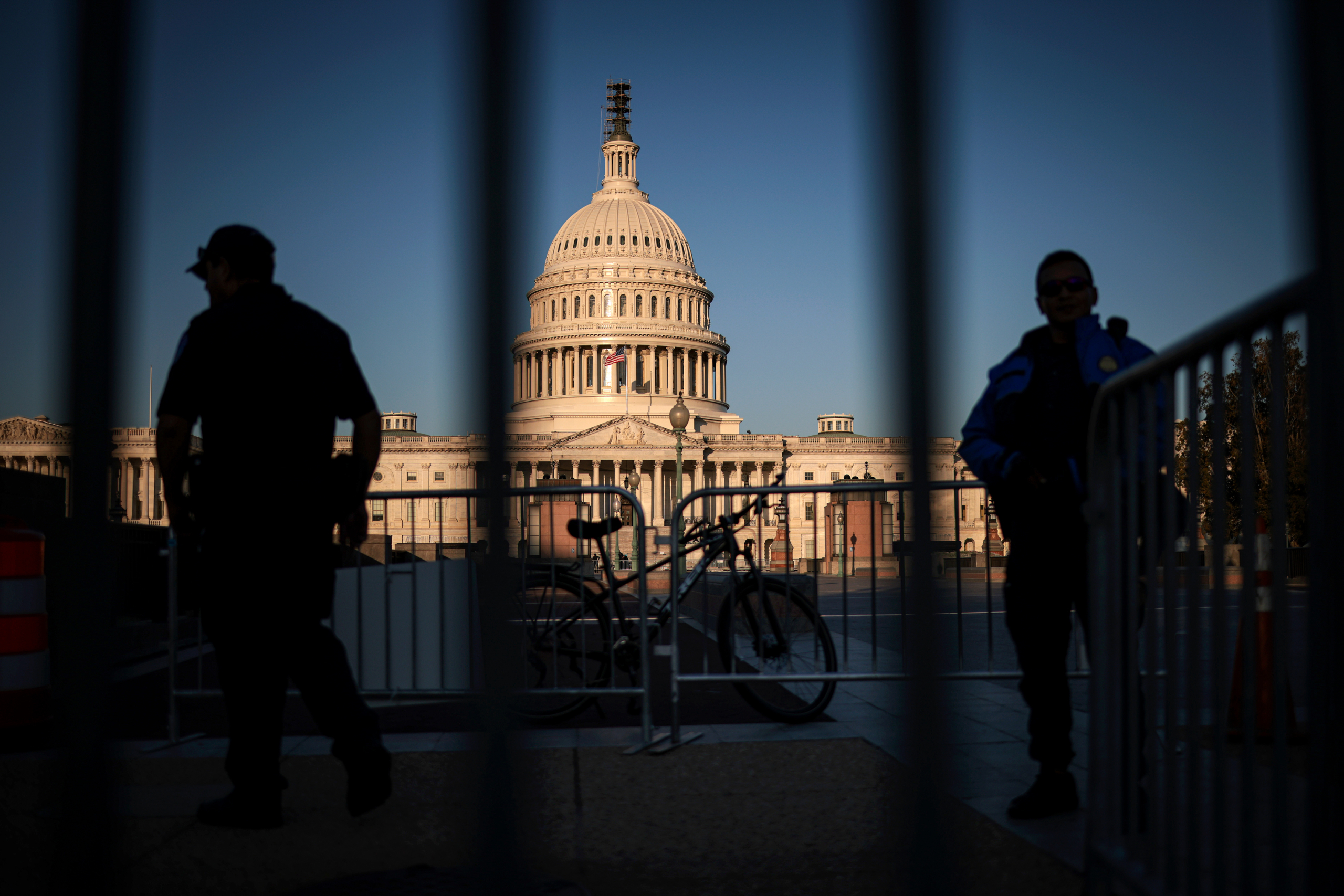 Cảnh sát Tòa nhà Quốc hội Hoa Kỳ bảo vệ Tòa nhà Quốc hội Hoa Kỳ để phản ứng trước lời kêu gọi ‘Ngày Thịnh nộ’ ở Hoa Thịnh Đốn, vào ngày 13/10/2023. (Ảnh: Win McNamee/Getty Images)