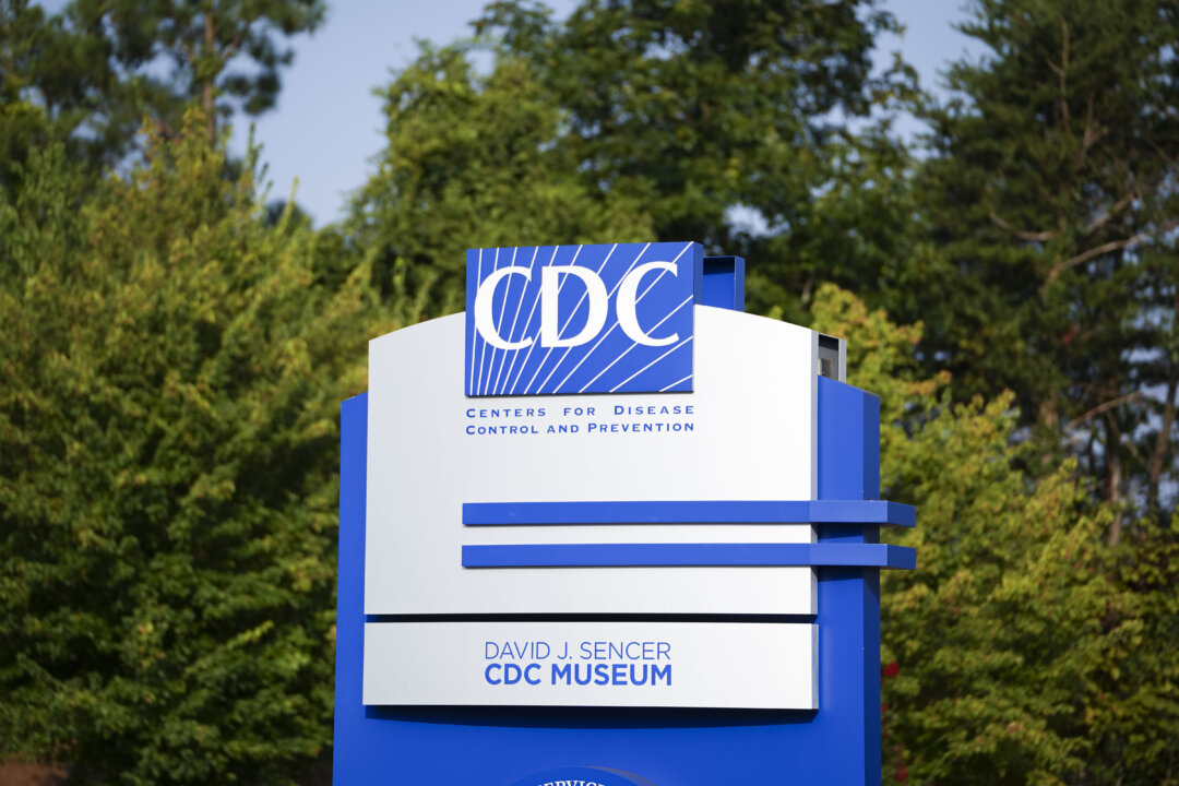 CDC công bố các báo cáo bị ẩn đi về tổn thương do vaccine COVID-19