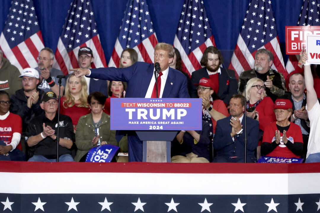Cựu Tổng thống đồng thời là ứng cử viên tổng thống năm 2024 Donald Trump nói trong một cuộc vận động tranh cử tại Hyatt Regency ở Green Bay, Wisconsin, hôm 02/04/2024. (Ảnh: Alex Wroblewski/AFP qua Getty Images)