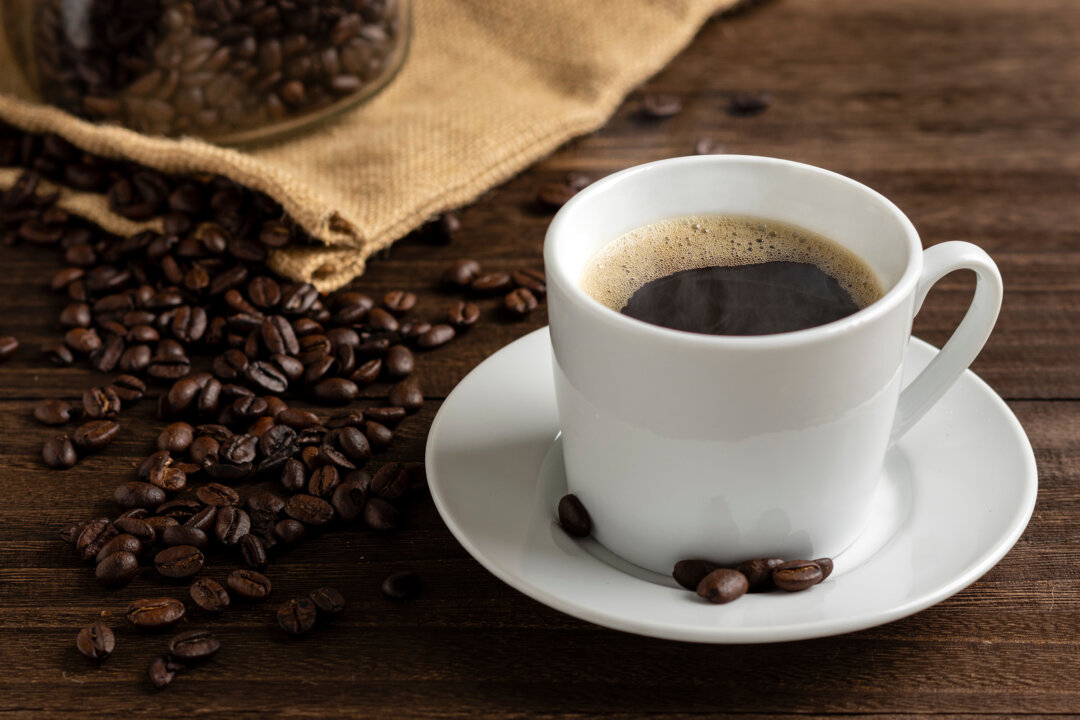 Dùng cà phê vào buổi sáng có thể chống lại béo phì và bệnh khớp?