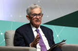 Chủ tịch Hệ thống Dự trữ Liên bang Jerome Powell nói trong Diễn đàn Stanford về Doanh nghiệp, Chính phủ, và Xã hội tại Đại học Stanford ở Stanford, California, hôm 03/04/2024. (Ảnh: Justin Sullivan/Getty Images)