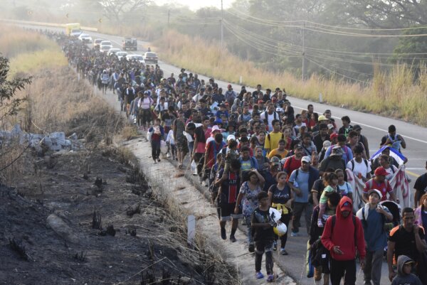 Những người nhập cư bất hợp pháp đi bộ dọc theo xa lộ xuyên qua Arriaga, miền nam Mexico, hôm 08/01/2024. (Ảnh: Edgar H. Clemente/AP Photo)