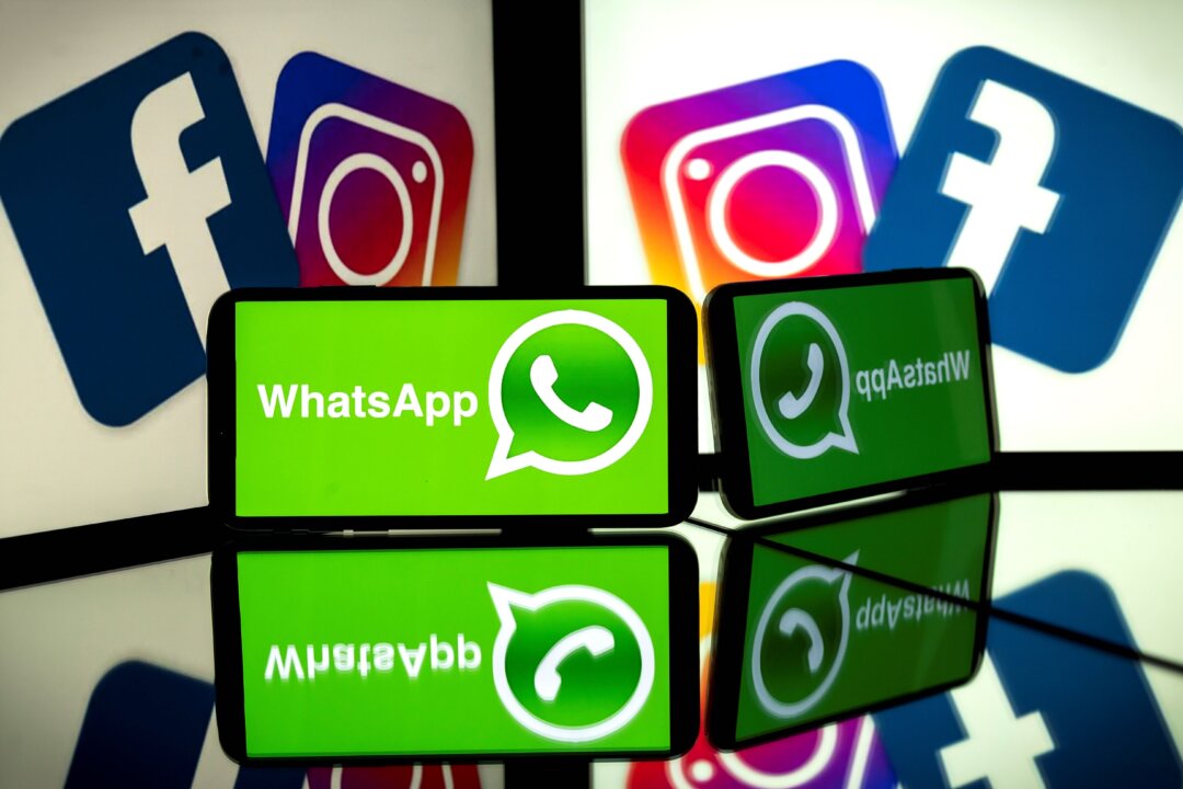 Logo của Facebook, Instagram, và dịch vụ nhắn tin di động WhatsApp trên màn hình điện thoại thông minh và máy điện toán bảng ở Toulouse, thuộc miền tây nam nước Pháp, ngày 05/10/2020. (Ảnh: Lionel Bonaventure/AFP qua Getty Images)