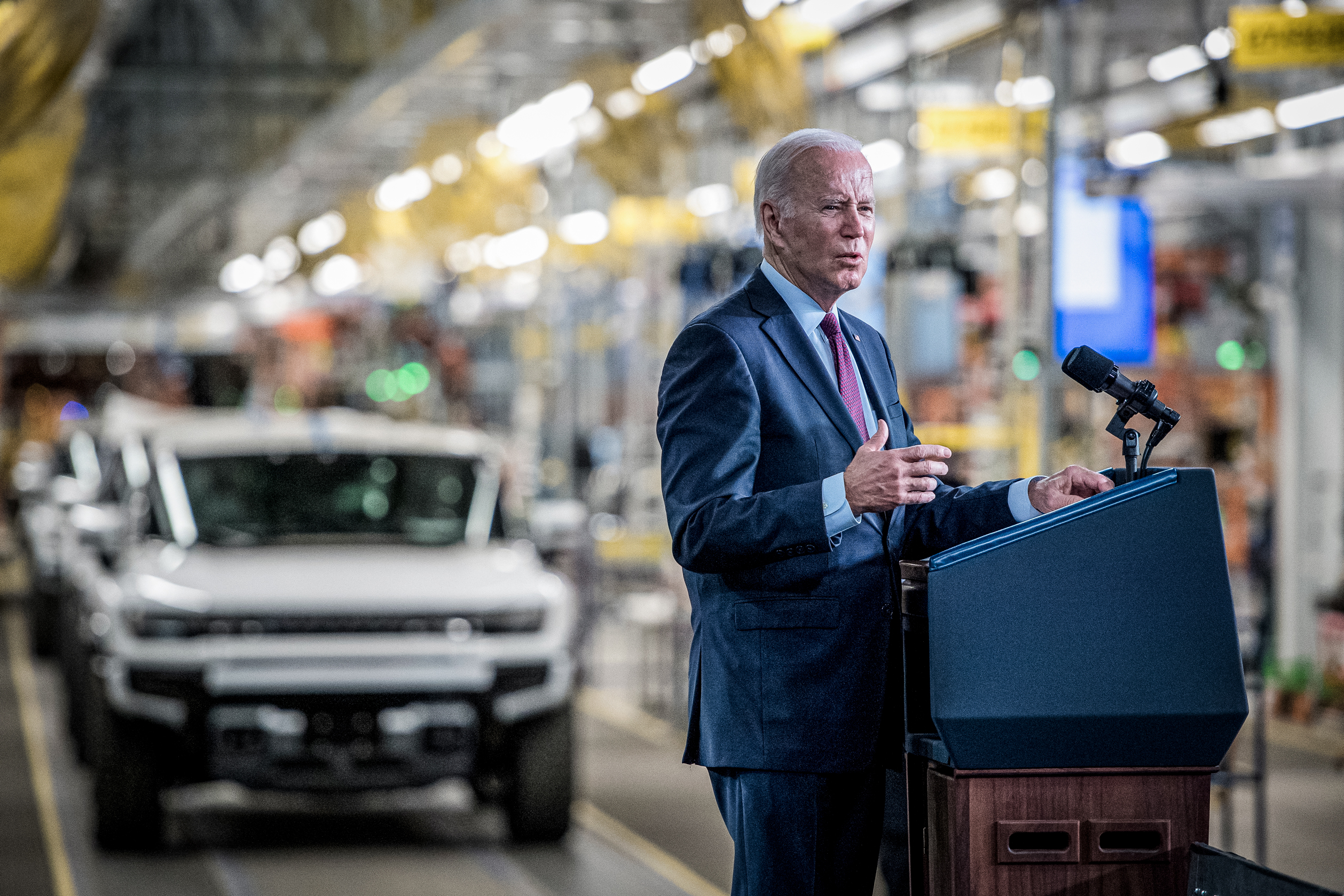 Tổng thống Joe Biden nói tại nhà máy lắp ráp xe điện ZERO của General Motors ở Detroit, ngày 17/11/2021. (Ảnh: Nic Antaya/Getty Images)