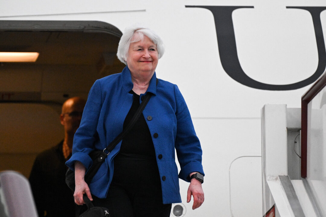 Bộ trưởng Ngân khố Janet Yellen đến Phi trường Quốc tế Bạch Vân ở Quảng Châu, Trung Quốc, hôm 04/04/2024. (Ảnh: Pedro Pardo/AFP qua Getty Images)