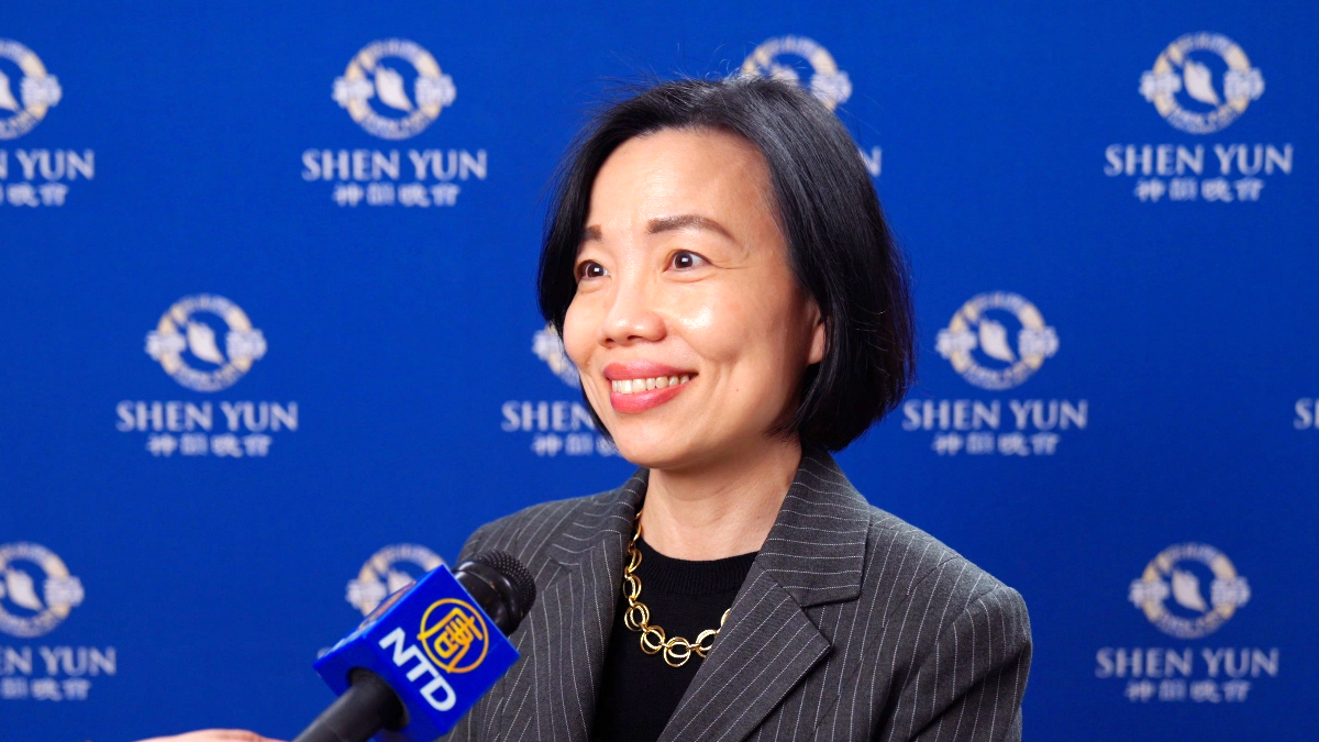 Bà Trần Cẩm Linh, tổng giám đốc Văn phòng Kinh tế và Văn hóa Đài Bắc ở Toronto, đã thưởng thức đêm diễn của Shen Yun tại Trung tâm Nghệ thuật Biểu diễn Bốn Mùa ở Toronto hôm 02/04/2024. (Ảnh: Đài truyền hình NTD)