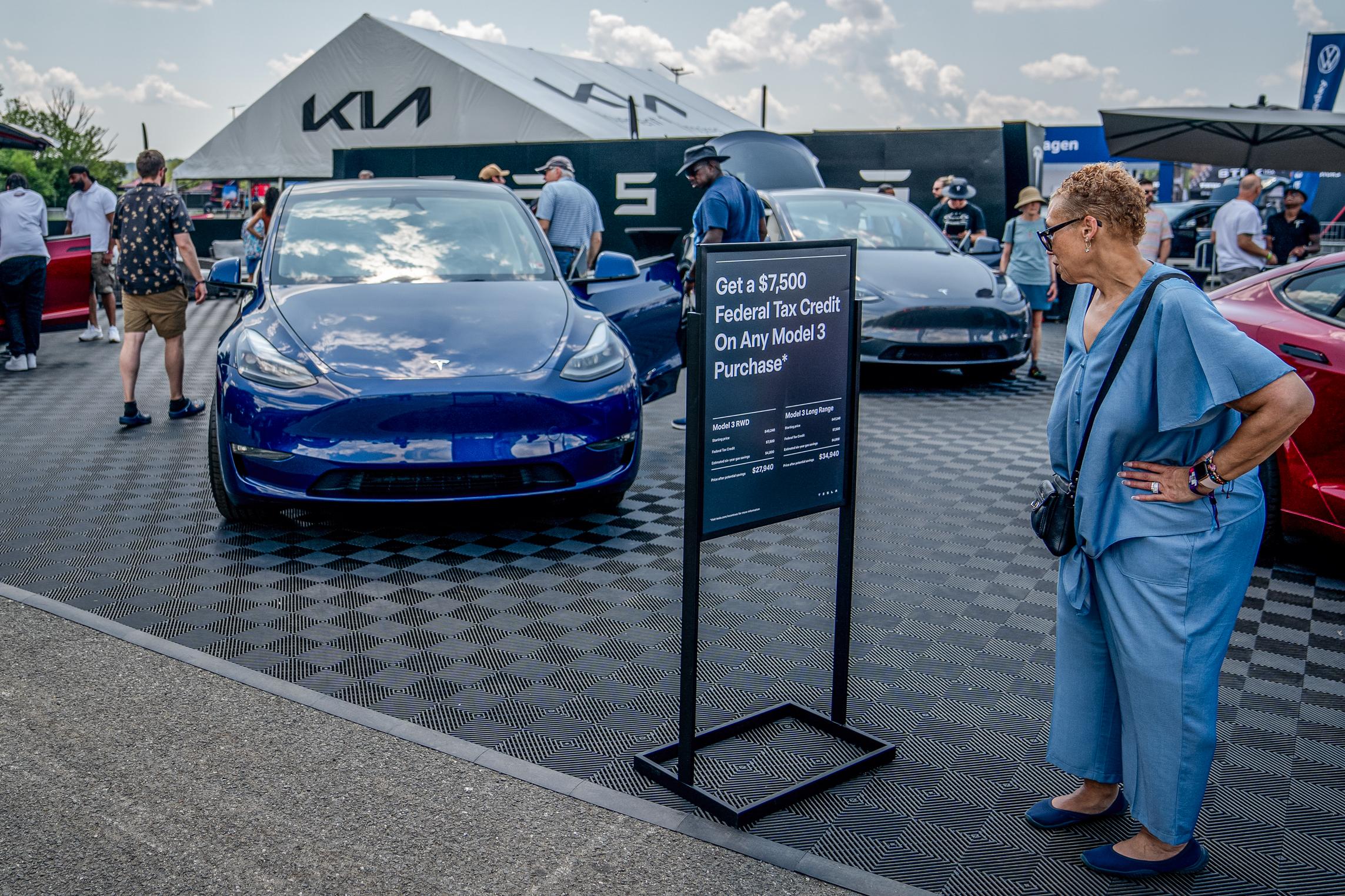 Khách tham quan đọc thông tin về xe điện Tesla trong một cuộc triển lãm ở Hoa Thịnh Đốn hôm 23/07/2023. (Ảnh: Nathan Howard/Getty Images)