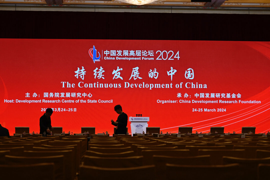 Quang cảnh hội trường trước giờ khai mạc Diễn đàn Phát triển Trung Quốc tại Bắc Kinh vào hôm 24/03/2024. (Ảnh: Pedro Pardo/Pool/AFP qua Getty Images)