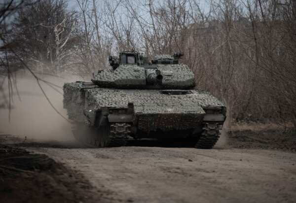 Một chiếc xe chiến đấu bộ binh CV-90 của Ukraine, trong bối cảnh Nga tấn công Ukraine, gần thị trấn tiền tuyến Chasiv Yar ở vùng Donetsk, Ukraine, hôm 05/03/2024. (Ảnh: Oleksandr Ratushniak/Reuters)