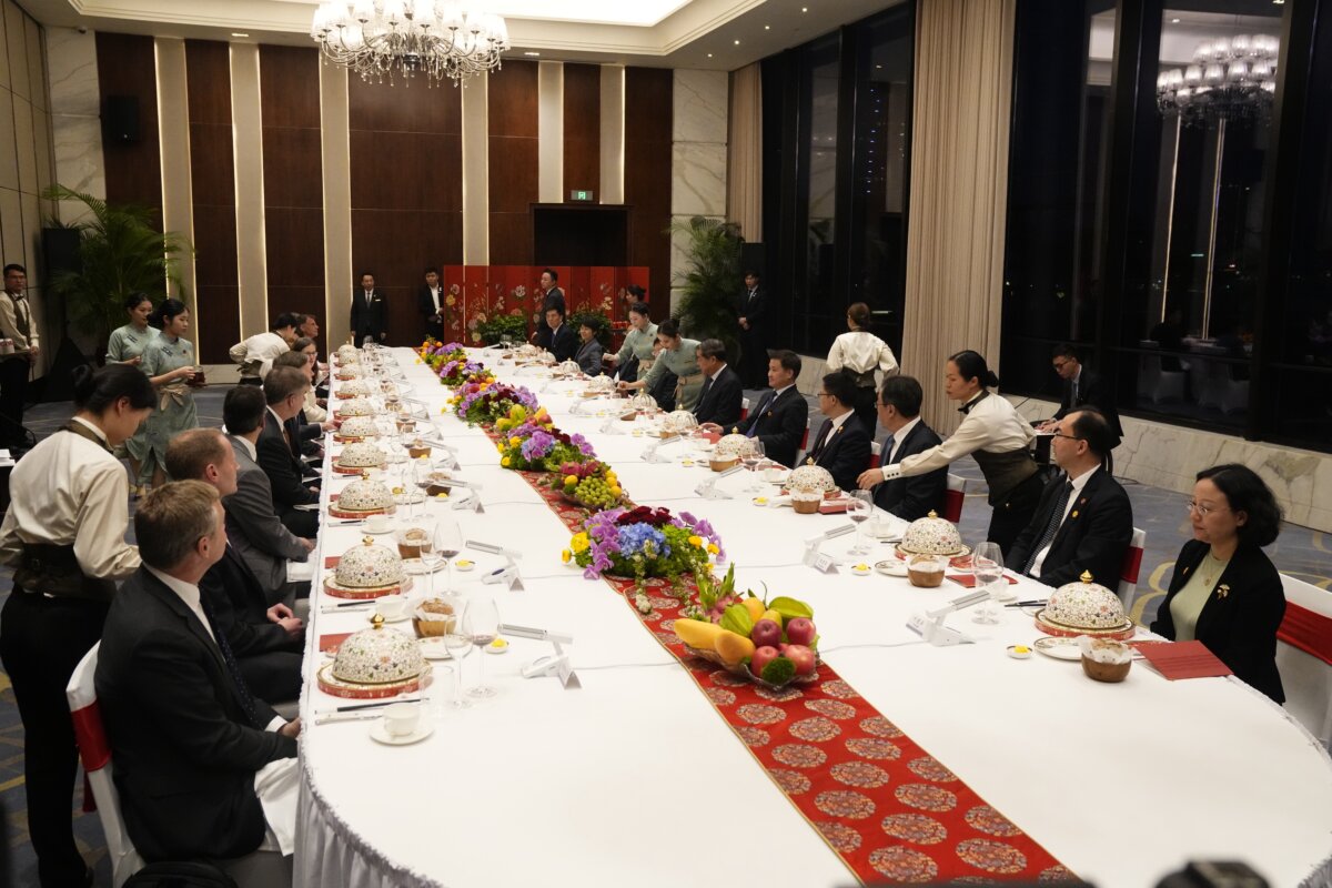 Toàn cảnh bữa tối làm việc giữa Bộ trưởng Ngân khố Hoa Kỳ Janet Yellen và Phó Thủ tướng Trung Quốc Hà Lập Phong tại Quảng Châu, Trung Quốc hôm 05/04/2024. (Ảnh: Ken Ishii/Pool/Getty Images)