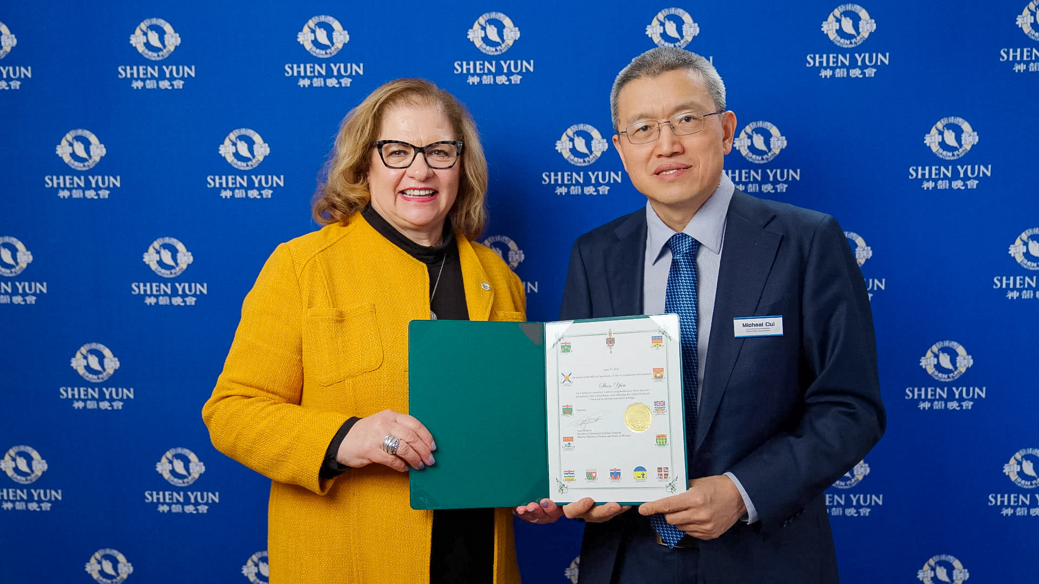 Nghị sỹ Quốc hội Anna Roberts trao giải thưởng cho Đoàn Nghệ thuật Biểu diễn Shen Yun tại Trung tâm Nghệ thuật Biểu diễn Bốn Mùa ở Toronto hôm 04/04/2024. (Ảnh: Đài truyền hình NTD)