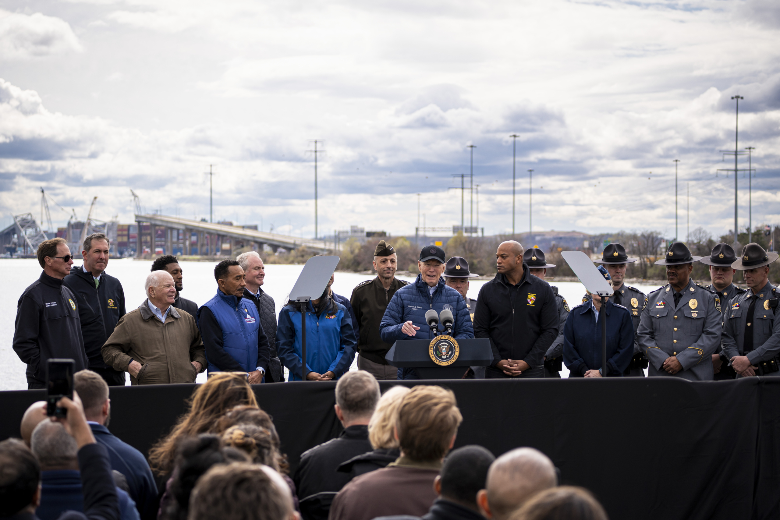 Tổng thống Joe Biden (giữa) nói về việc khôi phục cầu Francis Scott Key tại trụ sở chính của Cảnh sát Cơ quan Giao thông Vận tải Maryland ở Baltimore, hôm 05/04/2024. (Ảnh: Madalina Vasiliu/The Epoch Times)