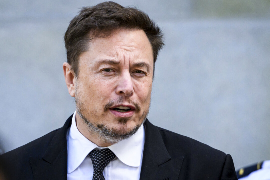 Ông Elon Musk rời một Diễn đàn Chuyên sâu về Trí tuệ Nhân tạo lưỡng đảng của Thượng viện Hoa Kỳ tại Tòa nhà Quốc hội Hoa Kỳ ở Hoa Thịnh Đốn, vào ngày 13/09/2023. (Ảnh: Mandel Ngân/AFP qua Getty Images)