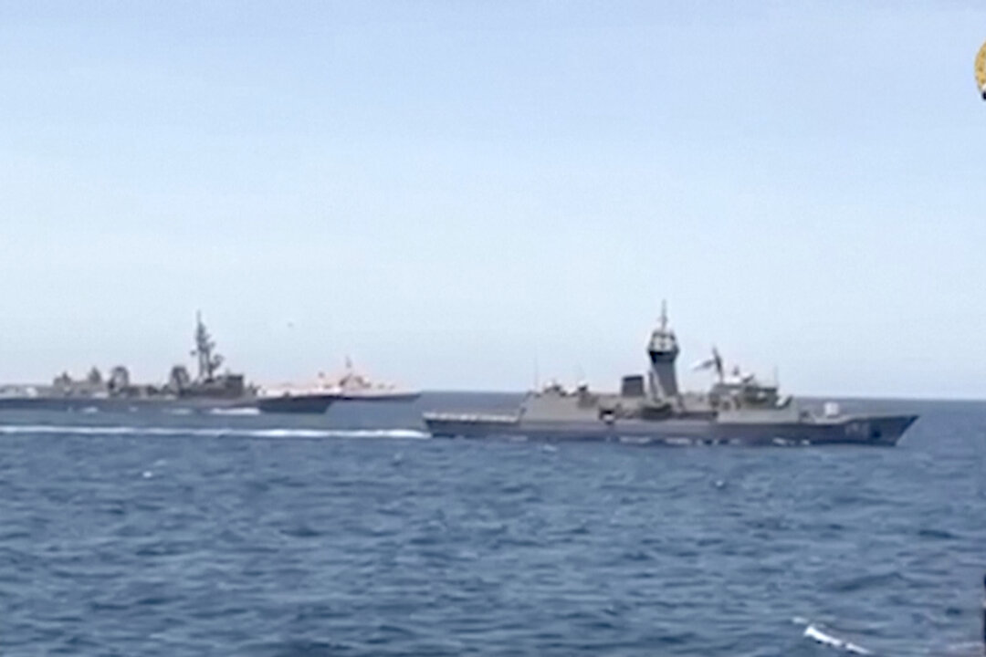Các tàu hải quân của Hoa Kỳ, Nhật Bản, Úc, và Philippines tham gia tập trận chung ở Biển Đông, hôm 07/04/2024, trong một bức ảnh chụp từ video. (Ảnh: Các lực lượng Vũ trang Philippines qua Reuters/Ảnh chụp màn hình qua NTD)