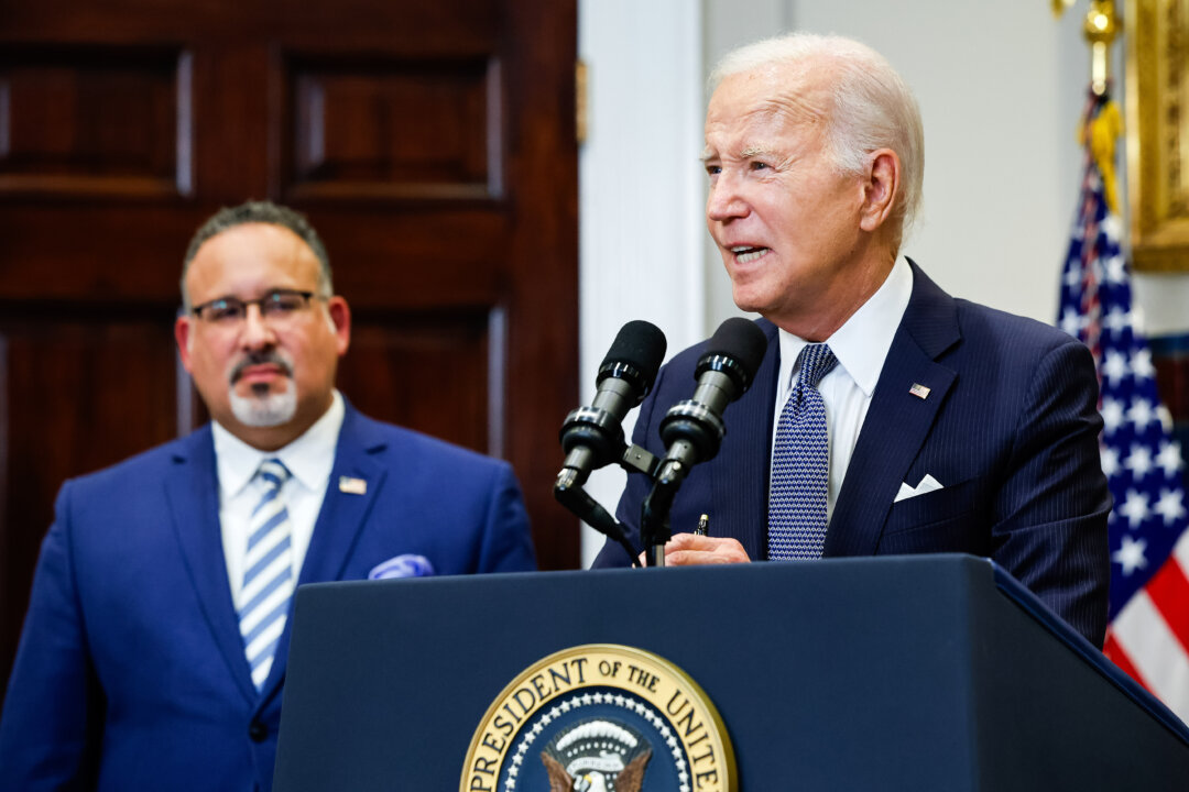 Tổng thống Joe Biden cùng Bộ trưởng Giáo dục Miguel Cardona khi ông công bố các hành động mới để bảo vệ những người đi vay sau khi Tối cao Pháp viện bác bỏ kế hoạch xóa nợ sinh viên của ông trong Phòng Roosevelt ở Tòa Bạch Ốc hôm 30/06/2023. (Ảnh: Chip Somodevilla/Getty Images)