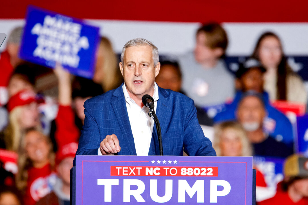 Ông Michael Whatley trình bày trước khi cựu Tổng thống Donald Trump đến tham dự một cuộc vận động tranh cử ở Greensboro, North Carolina, hôm 02/03/2024. (Ảnh: Jonathan Drake/Reuters)