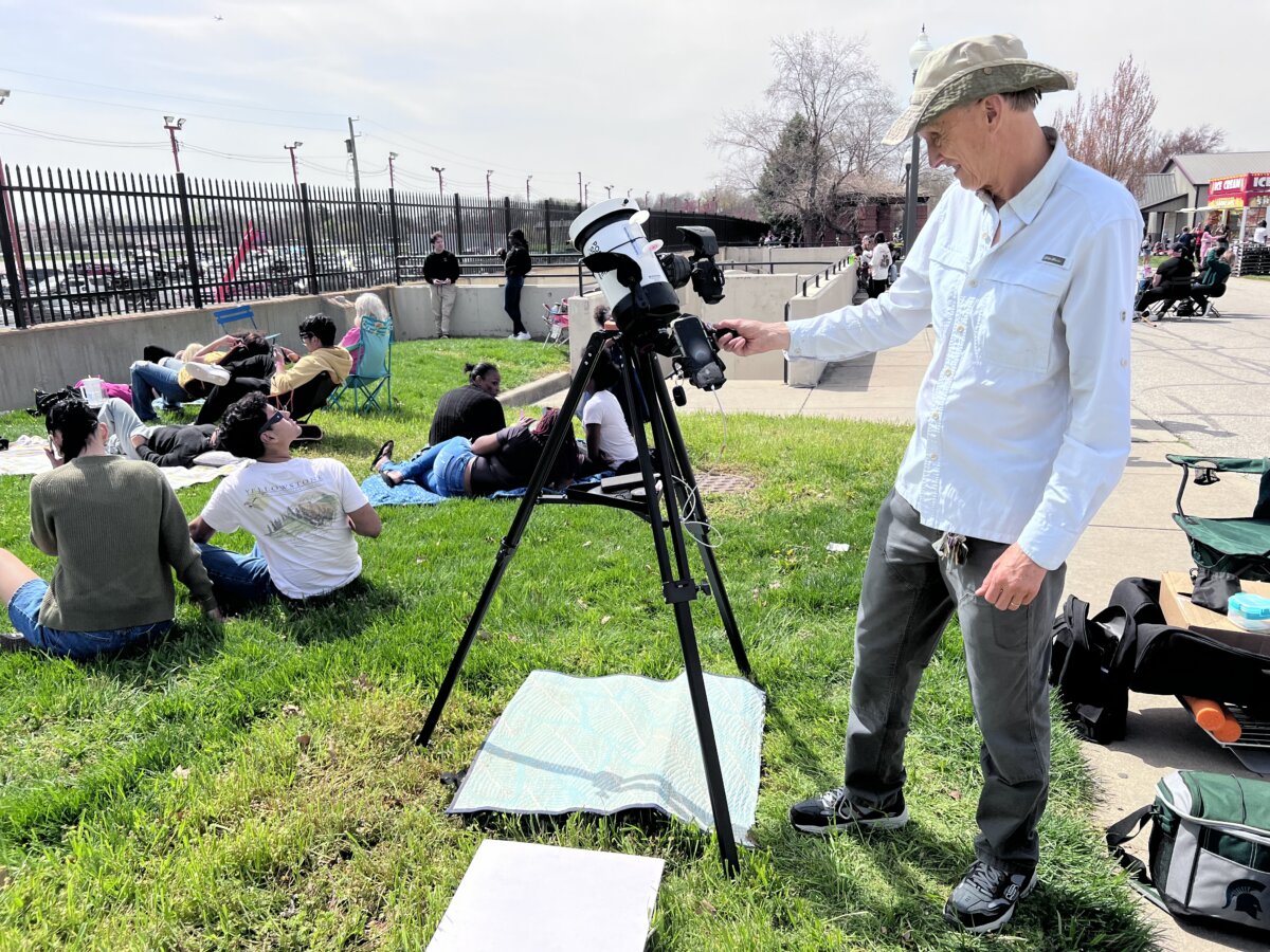 Ông Dave Robbins, 72 tuổi, đến từ Ypsilanti, Michigan, sửa soạn chụp ảnh hiện tượng nhật thực tại Indianapolis, Indiana, hôm 08/04/2024. (Ảnh: Lawrence Wilson/The Epoch Times)