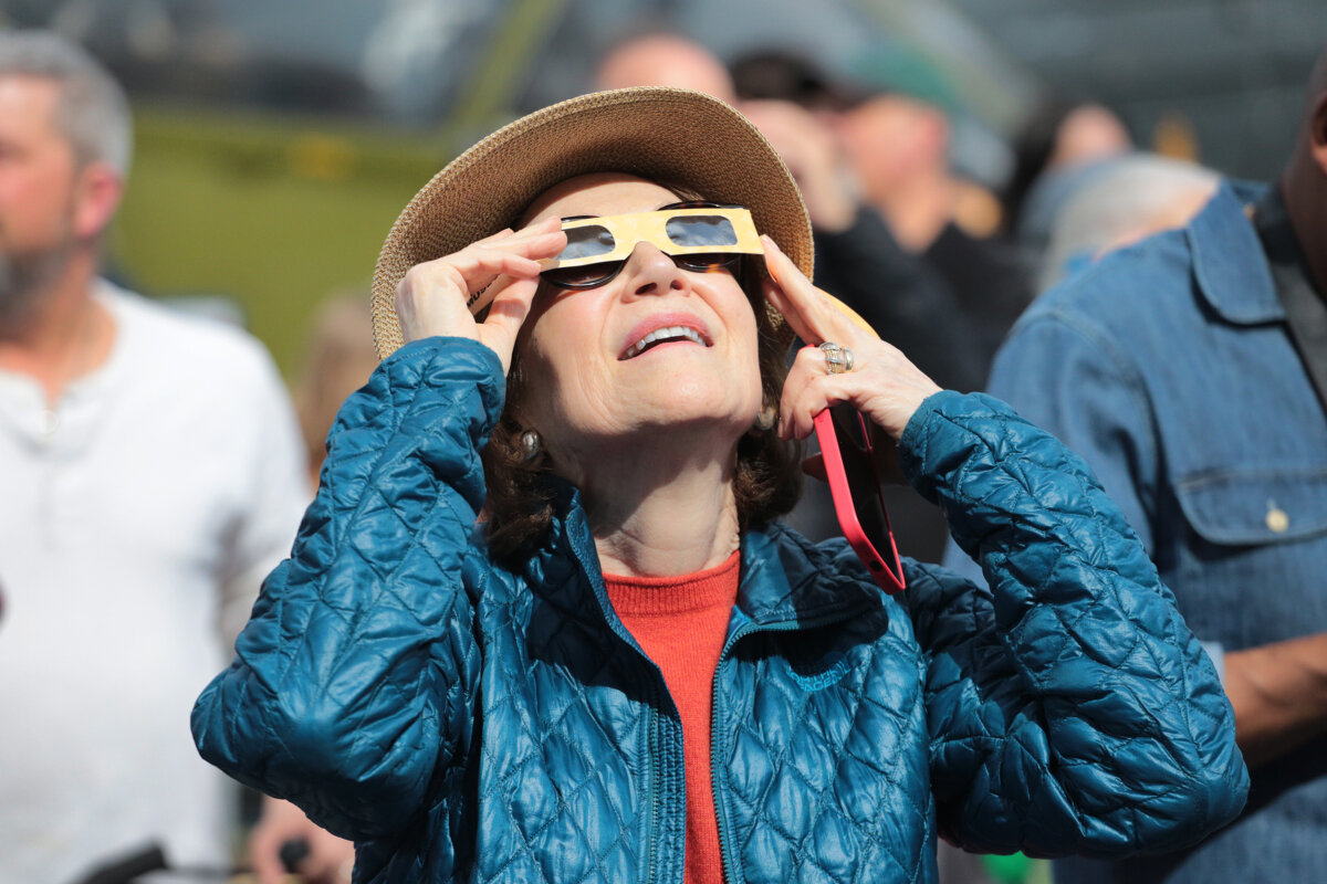 Mọi người xem hiện tượng nhật thực bằng loại kính an toàn đã được chấp thuận ở New York, hôm 08/04/2024. (Ảnh: Richard Moore/The Epoch Times)