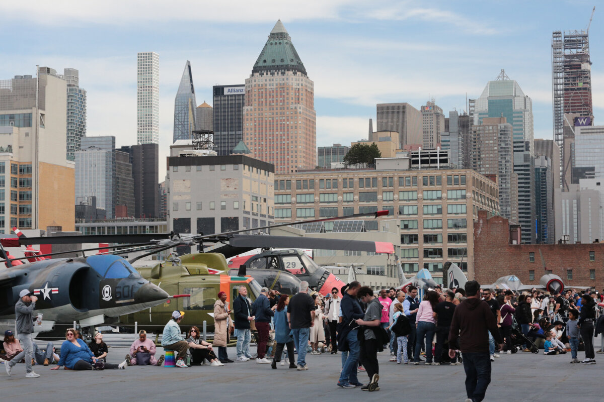 Bảo tàng Dũng cảm (Intrepid Museum) trên sông Hudson ở New York, hôm 08/04/2024. (Ảnh: Richard Moore/The Epoch Times)