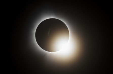 Tin ảnh: Người dân vùng Bắc Mỹ thưởng thức cảnh tượng nhật thực hiếm thấy của năm 2024