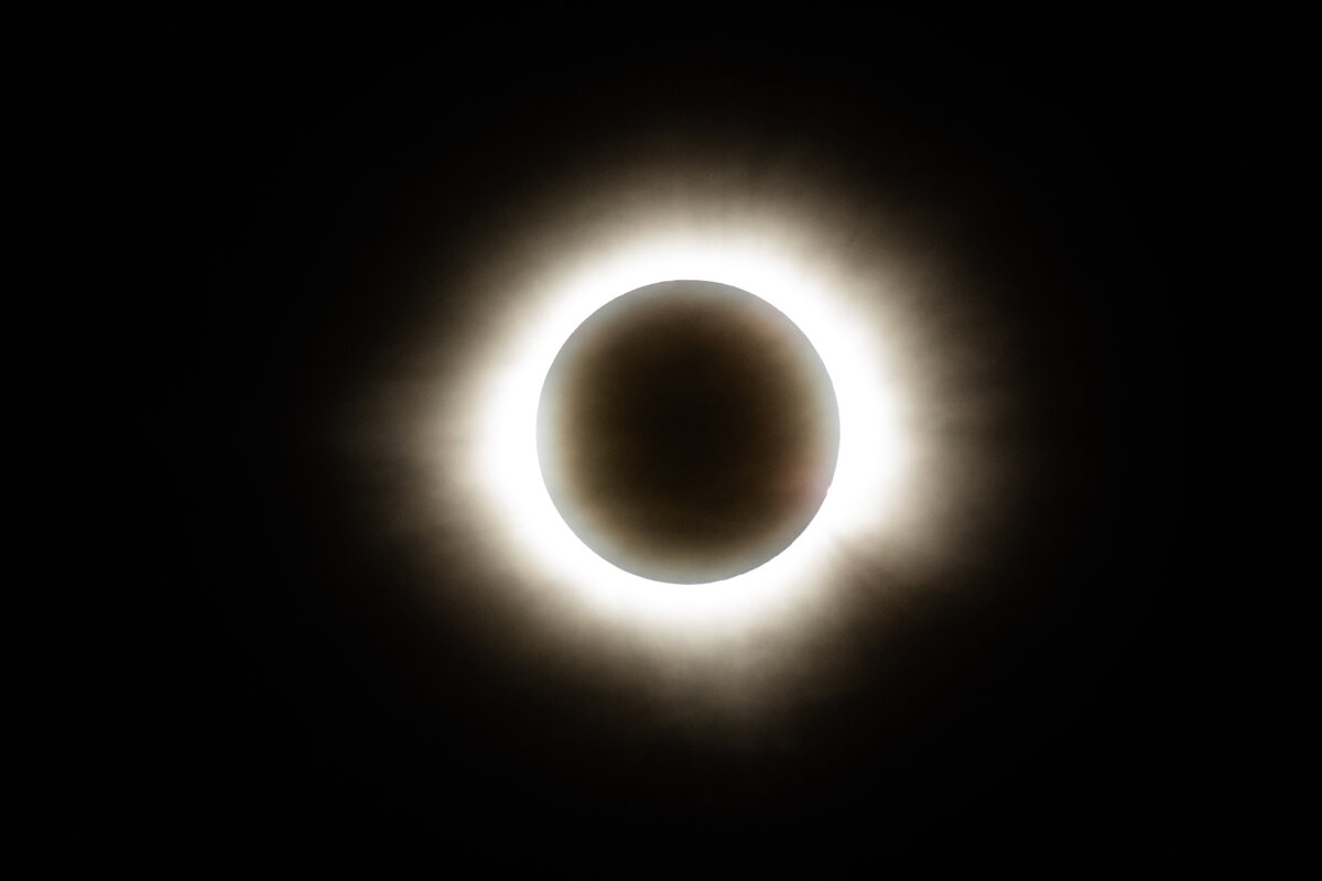 Mặt trời ẩn đằng sau mặt trăng khi hiện tượng nhật thực toàn phần đang diễn ra tại Bắc Mỹ, ở Mazatlan, Mexico, hôm 08/04/2024. (Ảnh: Hector Vivas/Getty Images)