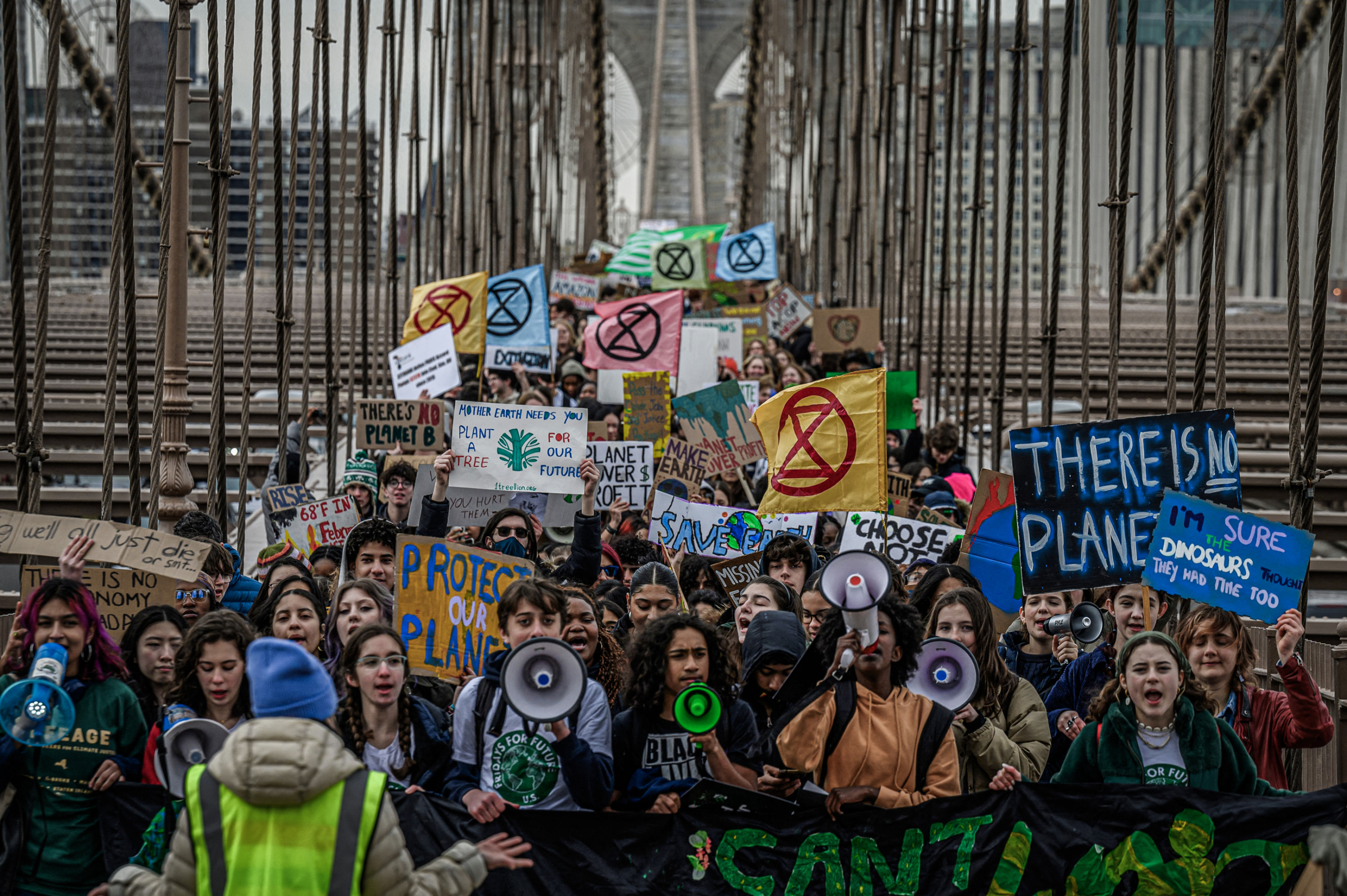 Các nhà hoạt động từ nhóm khí hậu Thứ Sáu vì Tương lai hô khẩu hiệu và tuần hành trong cuộc đình công vì khí hậu toàn cầu ở New York vào ngày 03/03/2023. (Ảnh: Ed Jones/AFP qua Getty Images)