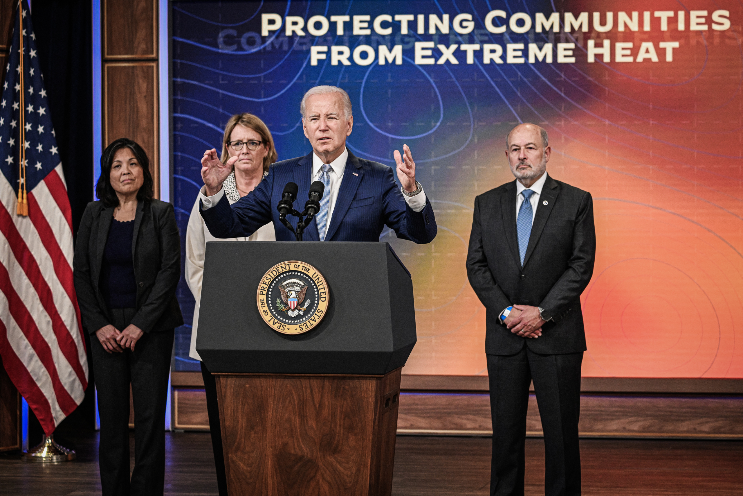 Tổng thống Joe Biden, cùng với các quan chức cơ quan, nói trong cuộc họp về tình trạng nắng nóng khắc nghiệt, tại Tòa nhà Văn phòng Điều hành Eisenhower ở Hoa Thịnh Đốn vào ngày 27/07/2023. (Ảnh: Mandel Ngan/AFP qua Getty Images)