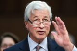 Ông Jamie Dimon, Chủ tịch kiêm Giám đốc điều hành của JPMorgan Chase, làm chứng trong một phiên điều trần của Ủy ban Ngân hàng Thượng viện tại Tòa nhà Văn phòng Thượng viện Hart ở Hoa Thịnh Đốn, ngày 06/12/2023. (Ảnh: Win McNamee/Getty Images)