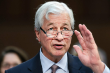 Ông Jamie Dimon, Chủ tịch kiêm Giám đốc điều hành của JPMorgan Chase, làm chứng trong một phiên điều trần của Ủy ban Ngân hàng Thượng viện tại Tòa nhà Văn phòng Thượng viện Hart ở Hoa Thịnh Đốn, ngày 06/12/2023. (Ảnh: Win McNamee/Getty Images)