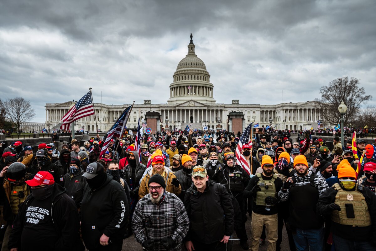 Những người biểu tình ủng hộ ông Trump, trong đó có cả thủ lĩnh Joe Biggs của Proud Boys (áo sơ mi kẻ sọc ở dưới cùng giữa khung hình) tập trung trước Tòa nhà Quốc hội Hoa Kỳ tại Hoa Thịnh Đốn hôm 06/01/2021. (Ảnh: Jon Cherry/Getty Images)