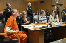 (Từ trái sang phải) Ông James Crumbley, luật sư biện hộ Mariell Lehman, bà Jennifer Crumbley, và luật sư biện hộ Shannon Smith đang chờ tuyên án tại tòa án Quận Oakland, Michigan, hôm 09/04/2024. (Ảnh: Ed White/AP Photo)