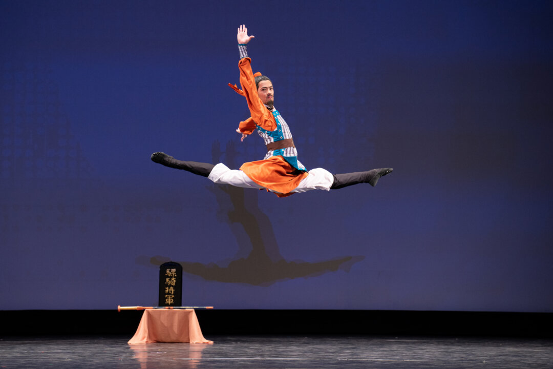 Anh Huỳnh Thụy Luân (Aaron Huynh), một nghệ sỹ của Đoàn Nghệ thuật Biểu diễn Shen Yun, đạt giải bạc tại Cuộc thi Vũ đạo Trung Hoa Cổ điển Quốc tế NTD năm 2021. (Ảnh: Dai Bing/The Epoch Times)