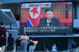 Khách bộ hành đi dưới màn hình video lớn chiếu hình ảnh nhà lãnh đạo Bắc Hàn Kim Jong-un trong bản cập nhật tin tức ở Tokyo ngày 04/10/2022, vào sáng sớm sau khi Bắc Hàn phóng hỏa tiễn, kích hoạt cảnh báo sơ tán khi bay qua vùng đông bắc Nhật Bản. (Ảnh: Richard A. Brooks/AFP qua Getty Images)