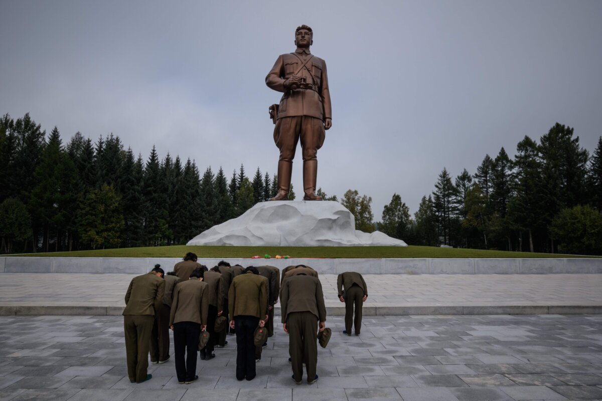Người dân bày tỏ lòng thành kính trước bức tượng của cố lãnh đạo Bắc Hàn Kim Nhật Thành (Kim Il Sung), ở thành phố Samjiyon phía bắc Bắc Hàn, ngày 13/9/2019. (Ảnh: Ed Jones/AFP qua Getty Images)