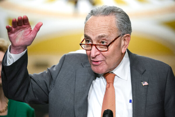 Lãnh đạo đa số Thượng viện Chuck Schumer (Dân Chủ-New York) nói chuyện với báo chí sau bữa tiệc trưa hàng tuần của Đảng Dân Chủ tại Tòa nhà Capitol Hoa Kỳ, hôm 06/03/2024. (Ảnh: Mandel Ngan/AFP qua Getty Images)