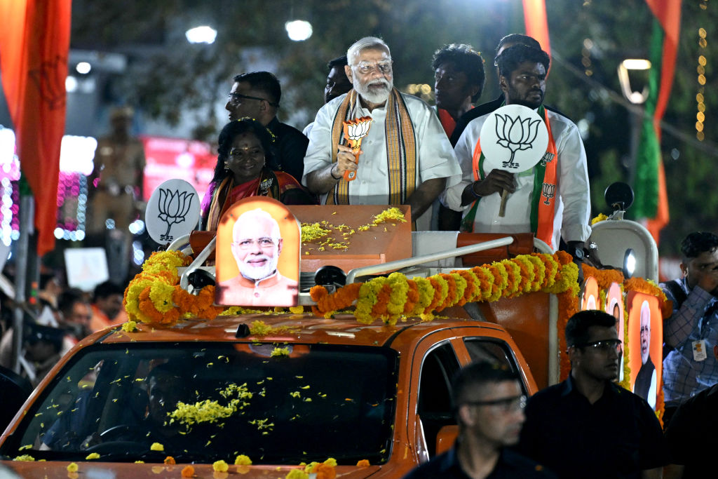 Ông Narendra Modi (giữa), Thủ tướng Ấn Độ và lãnh đạo Đảng Bharatiya Janata (BJP) cầm quyền cầm biểu tượng của đảng trong buổi trình diễn trên phố vận động tranh cử ở Chennai hôm 09/04/2024. (Ảnh: R. Satish Babu/AFP qua Getty Images)