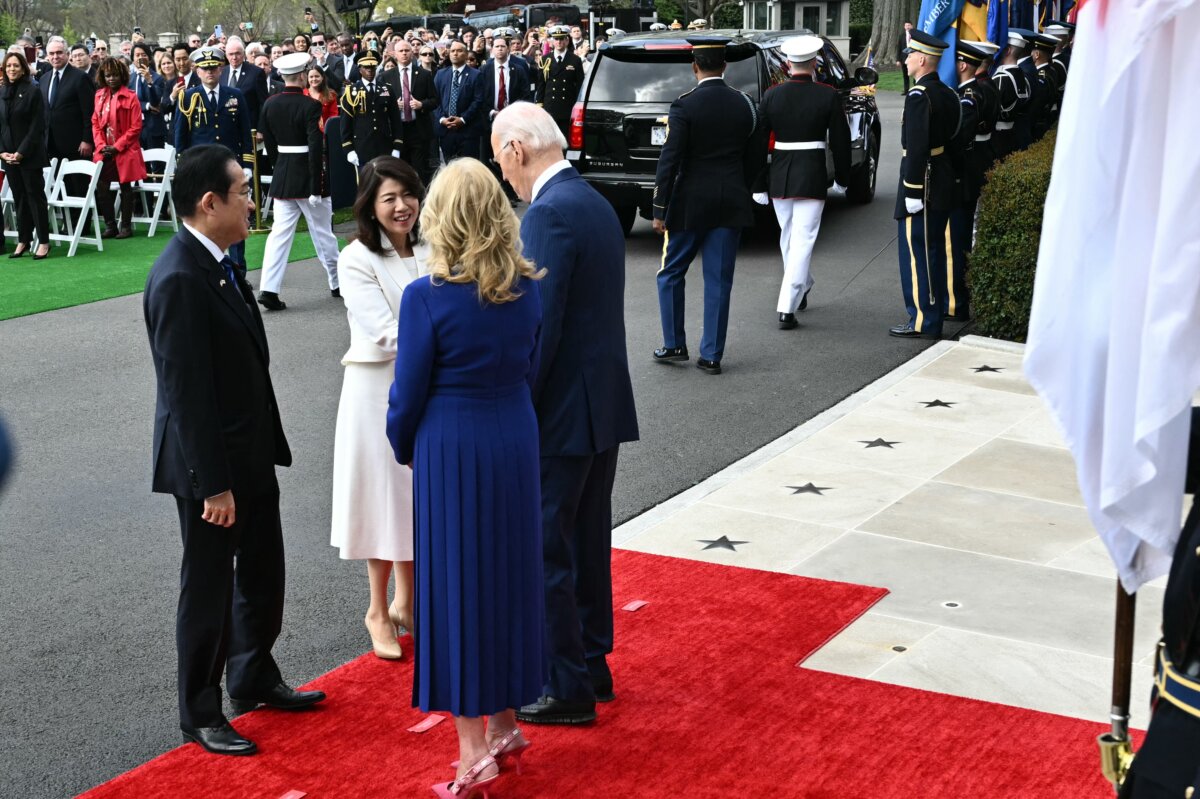 Tổng thống Joe Biden và Đệ nhất Phu nhân Jill Biden chào đón Thủ tướng Nhật Bản Fumio Kishida và Phu nhân Yuko Kishida tới Tòa Bạch Ốc, hôm 10/04/2024. (Ảnh: Mandel Ngan/AFP qua Getty Images)