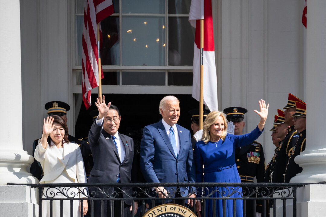 Tổng thống Joe Biden và Đệ nhất Phu nhân Jill Biden chào đón Thủ tướng Nhật Bản Kishida và Đệ nhất Phu nhân Yuko Kishida tới Tòa Bạch Ốc trong chuyến thăm cấp quốc gia, tại Hoa Thịnh Đốn, hôm 10/04/2024. (Ảnh: Allison Bailey/Middle East Images qua AFP qua Getty Images)