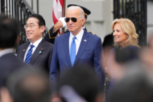Tổng thống Joe Biden, ở giữa, đứng cùng Đệ nhất phu nhân Jill Biden và Thủ tướng Nhật Bản Fumio Kishida tại Tòa Bạch Ốc ở Hoa Thịnh Đốn, hôm 10/04/2024. (Ảnh: Andrew Harnik/Getty Images)