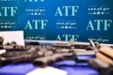 Vũ khí bị thu giữ trong các hoạt động chấp pháp liên bang được trưng bày tại văn phòng hiện trường của Cục Rượu, Thuốc lá, Súng và Chất nổ (ATF) ở Glendale, California, vào ngày 18/04/2022. (Ảnh: Robyn Beck/AFP qua Getty Images)