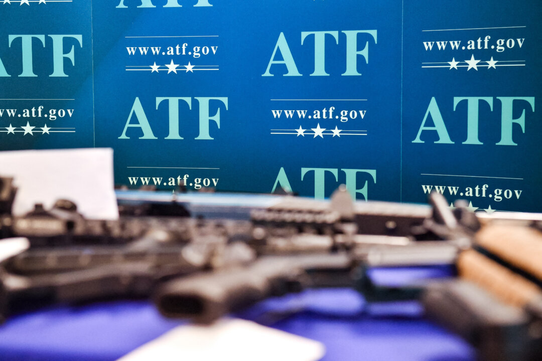 Vũ khí bị thu giữ trong các hoạt động chấp pháp liên bang được trưng bày tại văn phòng hiện trường của Cục Rượu, Thuốc lá, Súng và Chất nổ (ATF) ở Glendale, California, vào ngày 18/04/2022. (Ảnh: Robyn Beck/AFP qua Getty Images)