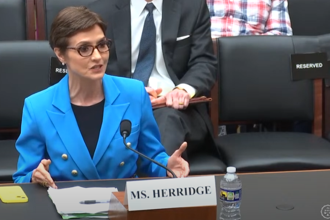 Cựu phóng viên CBS Catherine Herridge nói tại một phiên điều trần trước Quốc hội ở Hoa Thịnh Đốn, hôm 11/04/2024, trong một bức ảnh trích xuất từ video. (Ảnh: Ủy ban Tư pháp Hạ viện/Ảnh chụp màn hình qua The Epoch Times)