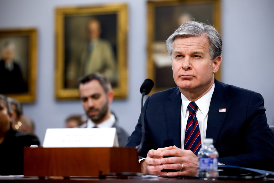 Giám đốc FBI Christopher Wray làm chứng trước Ủy ban Phân bổ ngân sách Hạ viện tại Capitol ở Hoa Thịnh Đốn hôm 11/04/2024. (Ảnh: Julia Nikhinson/Getty Images)