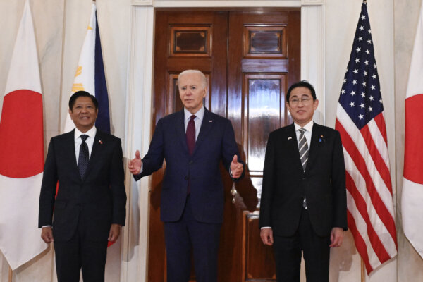 Tổng thống Hoa Kỳ Joe Biden (giữa) nói chuyện với giới báo chí cùng Thủ tướng Nhật Bản Fumio Kishida (phải) và Tổng thống Philippines Ferdinand Marcos Jr. (trái) tại Tòa Bạch Ốc, hôm 11/04/2024. (Ảnh: Andrew Caballero-Reynolds/AFP qua Getty Images)