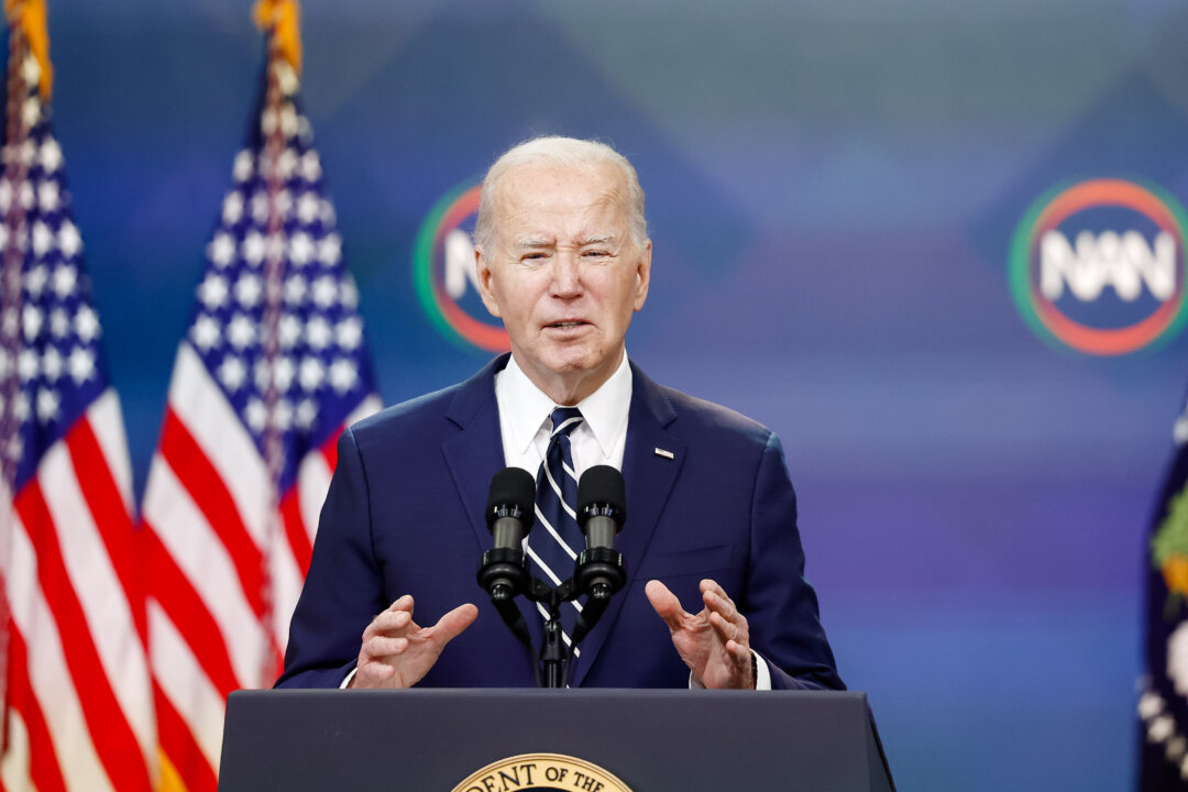 Tổng thống Joe Biden nói trực tuyến tại Hội nghị Mạng lưới Hành động Quốc gia từ Thính phòng South Court trong Tòa nhà Văn phòng Điều hành Eisenhower trong khuôn viên Tòa Bạch Ốc, hôm 12/04/2024. (Ảnh: Anna Moneymaker/Getty Images)