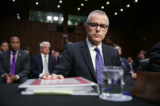 Cựu Phó Giám đốc FBI Andrew McCabe chờ bắt đầu phiên điều trần trước Ủy ban Tình báo Thượng viện cùng với những người đứng đầu các cơ quan tình báo Hoa Kỳ khác tại Tòa nhà Văn phòng Thượng viện Hart ở Capitol Hill tại Hoa Thịnh Đốn, ngày 11/05/2017. (Ảnh: Alex Wong/Getty Images)